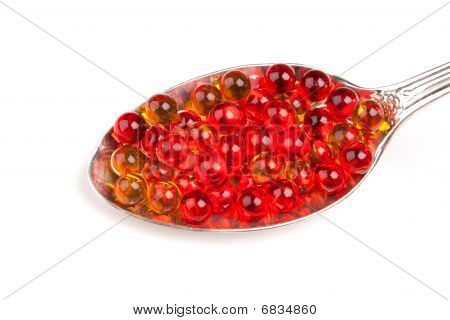 Beyaz izole kırmızı ve sarı kapsül kaşıkla