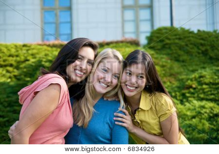 Diversas mulheres universitários no campus