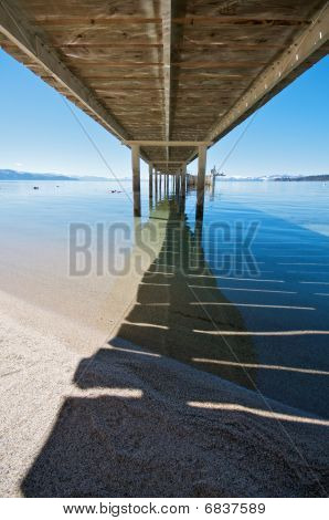 Sob o cais em Lake Tahoe resort de férias