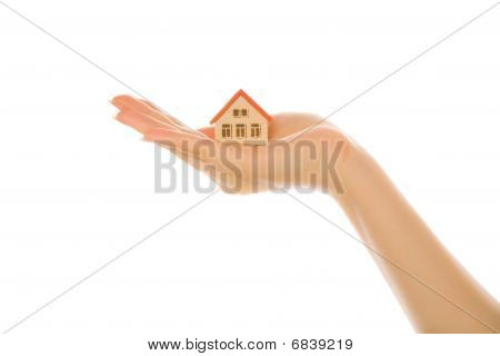 Mano de la mujer con una casita