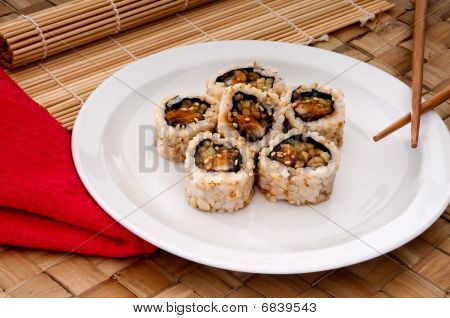 Bílý talíř Sushi s ubrouskem, Chopstics a Sushi postupných Mat