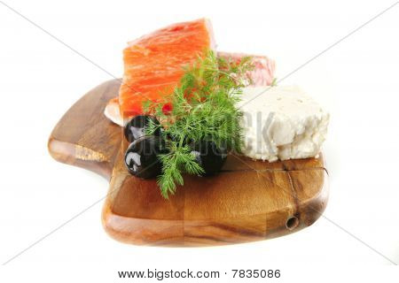 Rose saumon sur une plaque en bois avec du fromage