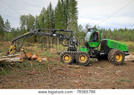 John Deere 1270E Wheeled Harvester In Forest