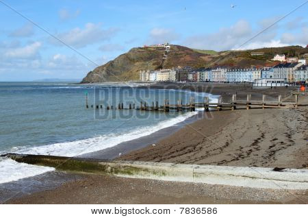 Aberystwyth sahil kasabası Kuzey Plajı Galler'de İngiltere'de.
