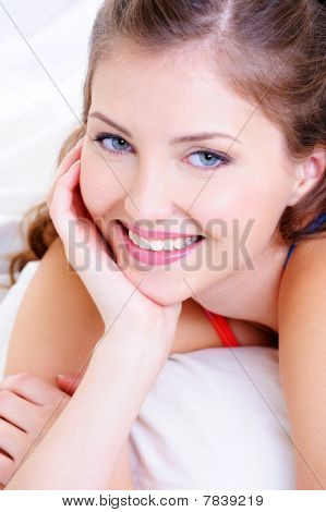 สดสะอาดยิ้มหน้าเป็นหญิงสาวสวย
