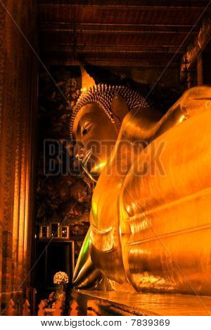 Inde i Wat Pho kirke