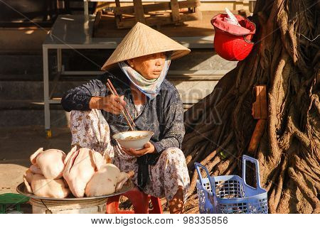 Vietnamese Steet Vendor Have Lunch