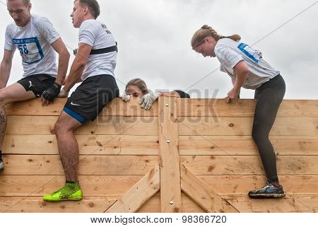 Teams storm wall in extrim race. Bastion stage