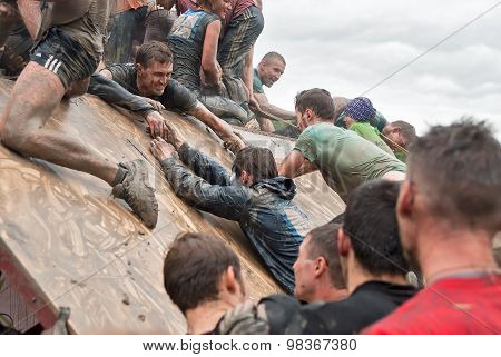 Teams storm wall in extrim race
