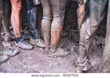 Teams Storm Wall In Extrim Race. Feet View