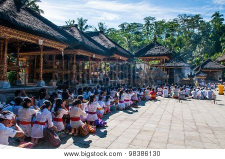 People praying in Turta Empul temple