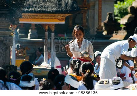 People praying in Turta Empul temple
