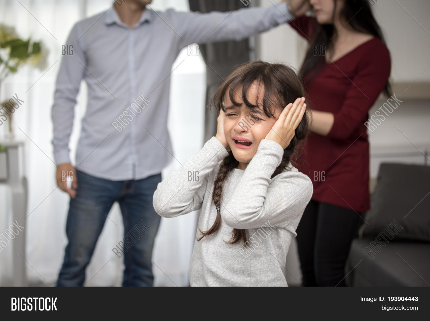 Родители плачут. Родители ревут. Родители ревут. Родители ревут. Родители крчат на ребёнка.