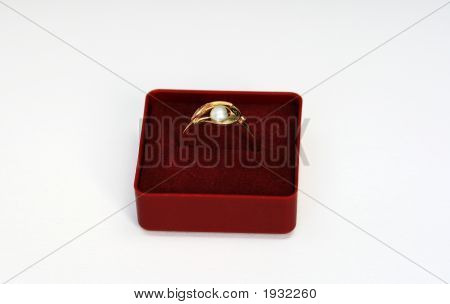 Anillo con una perla en el cuadro