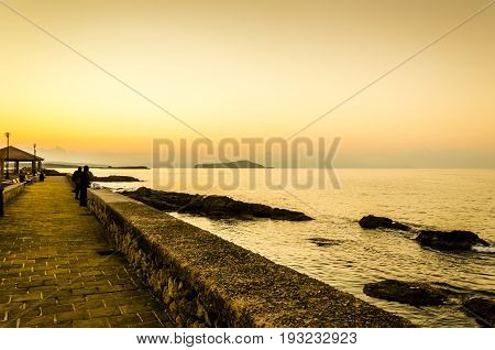 The afternoon falls and people watch the horizon.