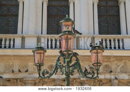 Pouliční lampa přední místo Saint Marc 