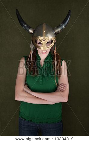 Kvinde i Viking hjelm