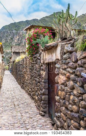 OLLANTAYTAMBO, PERU - Streets of the small, medieval city of Ollantaytambo, with old houses on Andes Mountains