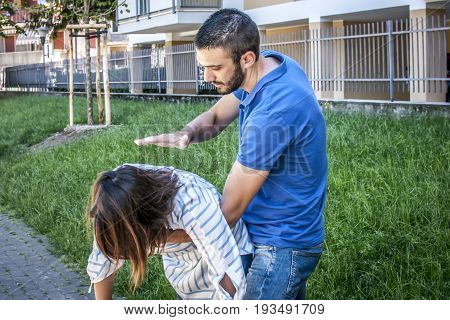 guy making the heimlich maneuver to a girl while she's chocking