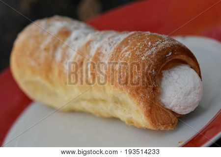 Close view on the rustic Shaumrolle on the white/red plate