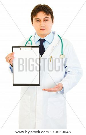 Doctor en medicina autorizado apuntando al portapapeles en blanco aislado en blanco