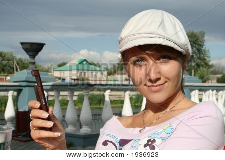 Flicka med telefonen