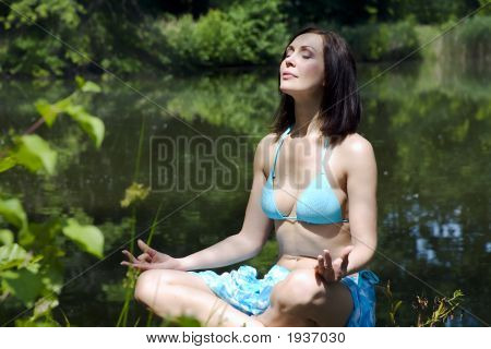 Le Mediteting de fille sur le lac de la côte-des-bois