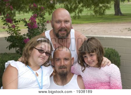 Famiglia nel cortile di casa