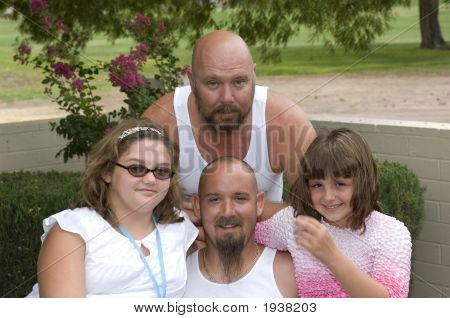 Famiglia Hangin fuori nel cortile di casa
