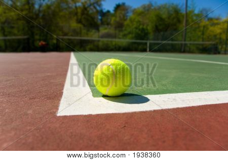 Palle da tennis sulla Corte