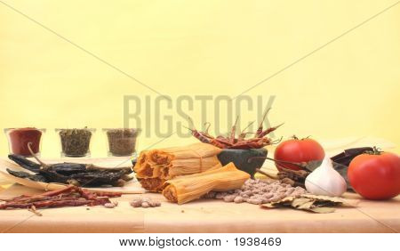 Tamales บนพื้นหลังสีเหลือง