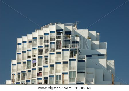 Edificio futurista