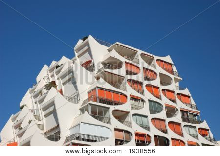 Edificio futurista
