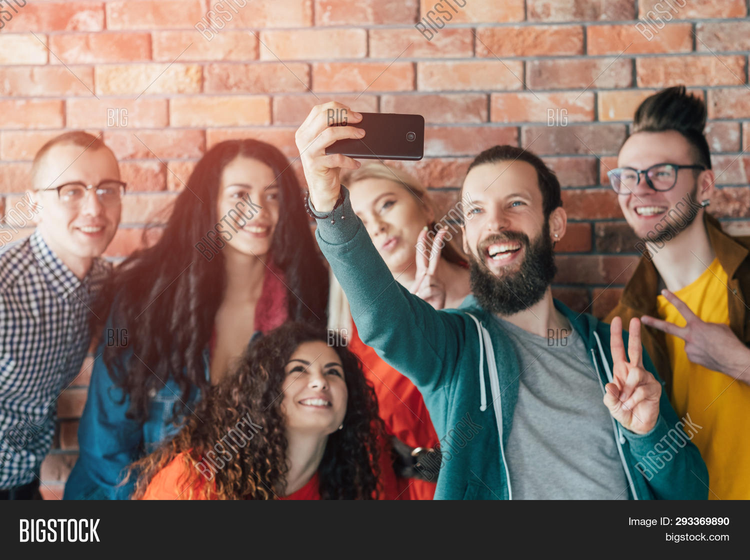 Современные молодые люди. Миллениал групп. Успешные друзья. Современная молодежь. Молодежь с гаджетами.