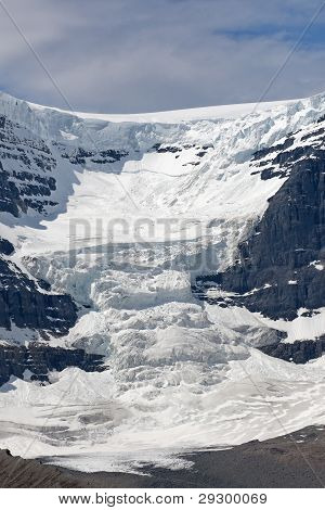 Ghiacciaio nelle Montagne Rocciose canadesi raggiunge la valle.