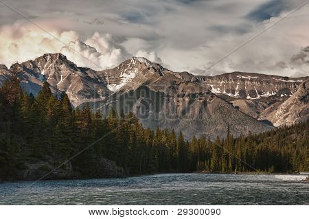 Et hurtigt nærmer Storm stiger over Rocky Mountains i løbet solnedgang i Banff - Canada.