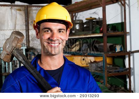felice maschio lavoratore manuale in fabbrica