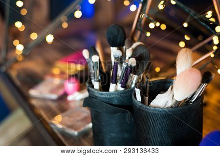 Pinceaux De Maquillage Professionnels Dans Ambiance Maquilleuse