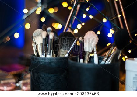 Pinceaux De Maquillage Professionnels Dans Ambiance Maquilleuse