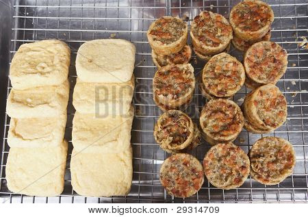 Gebratener Tofu und Khanom Kha moo