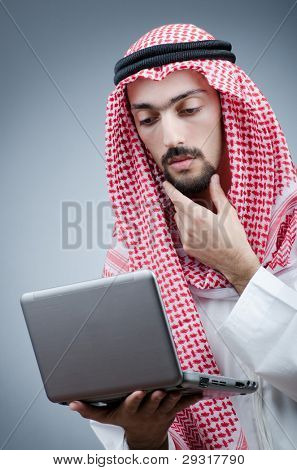 Portrét mladého arabského