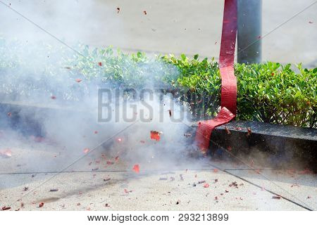 China Red Cracker Are Explored