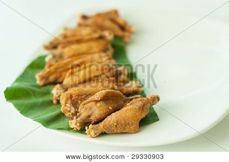 Tavuk kanat kızarmış beyaz tabak üzerinde