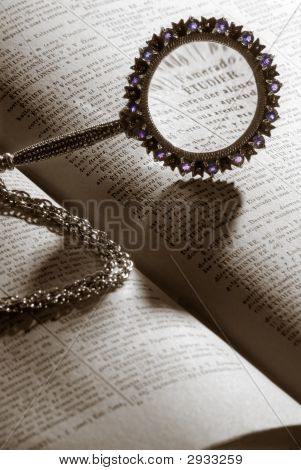 Loupe verre sur Dictionnaire
