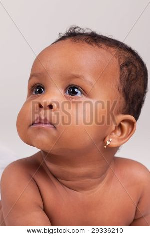 Yndig African American Baby pige ser op
