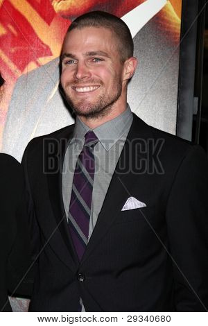 LOS ANGELES - 25 jan: Stephen Amell มาถึงที่ 