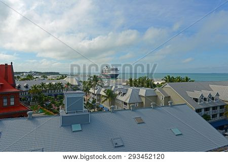 Key West, Fl, Usa - Jan 1, 2015: Holland American Line Cruise Ship Zuiderdam Anchore Offshore In Key