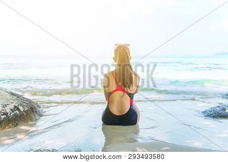 Summer Beach Holiday Woman Relax On The Beach In Free Time .