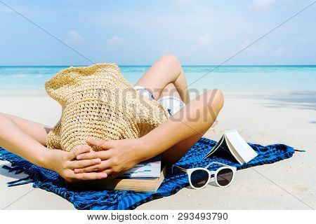Summer Beach Holiday Woman Relax On The Beach In Free Time .