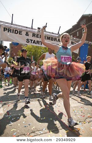 Løberne deltage i erindring Race på Toronto Gay Pride Festival.